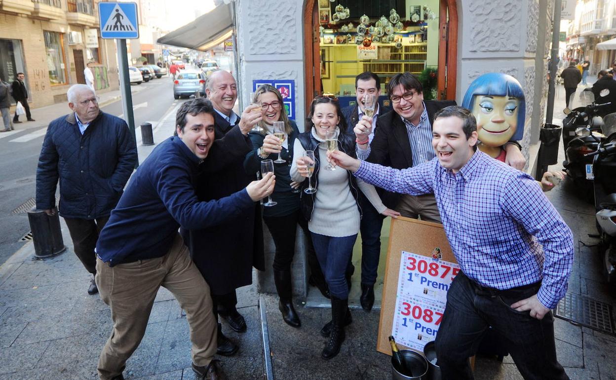 Celebración en una administración de Murcia en 2013 por repartir el primer premio del Niño.