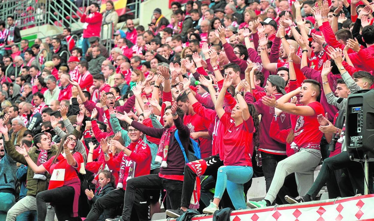 Aficionados del Real Murcia animan a su equipo en el último derbi en Nueva Condomina. 