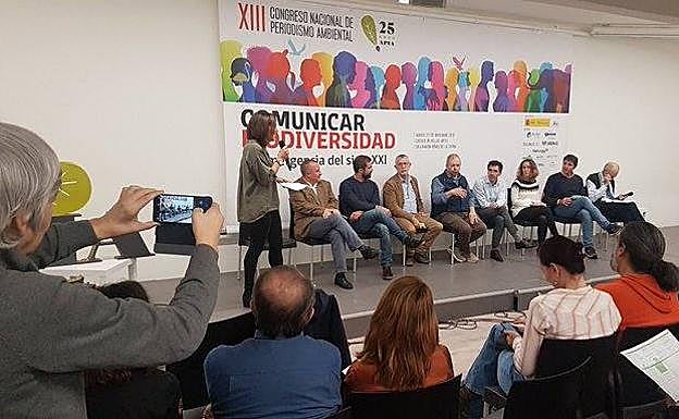 La mesa de prensa escrita: Isabel Rivadulla, Pepe Sierra, Lluís Amengual, Rafael Ruiz, Ignacio Bayo, Miguel G. Corral, Eva Martínez, un servidor y Cristóbal Ramírez. Y haciéndonos una foto, Theo Oberhuber (Ecologistas en Acción).