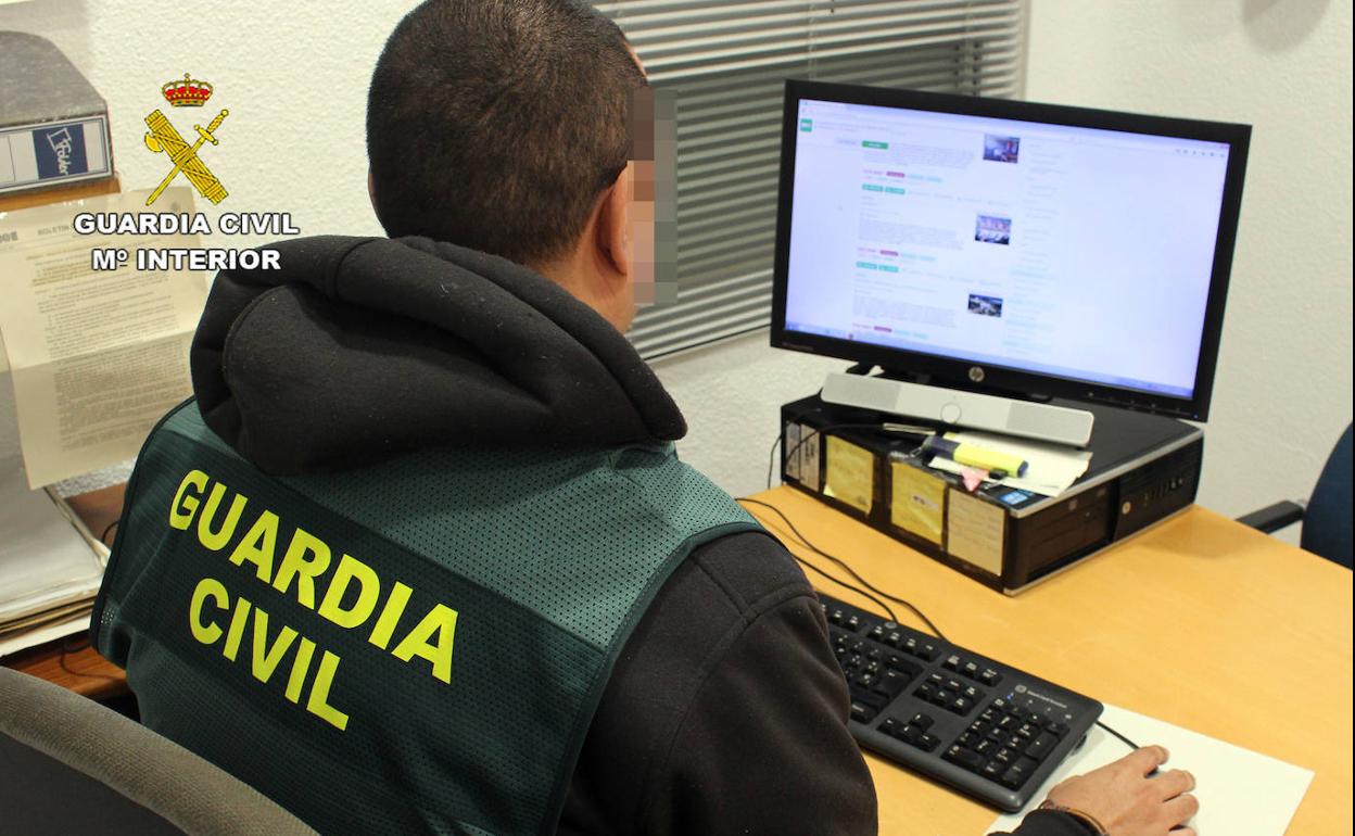 Un agente de la Guardia Civil revisa en internet los anuncios inmobiliarios con los que presuntamente se cometían las estafas. 