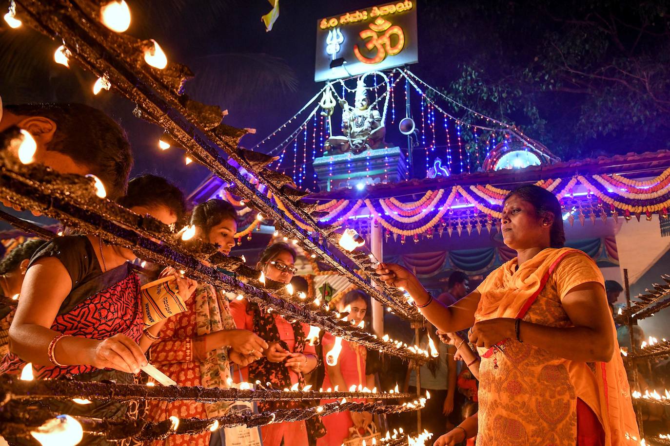 Cientos de devotos hindúes iluminan con miles de lámparas de aceite, como cada año y según manda su tradición de 'Laksha Deepotsava', el templo 'Yediyurappa Shiva', situado en Bangalore, la capital del estado indio de Karnataka.