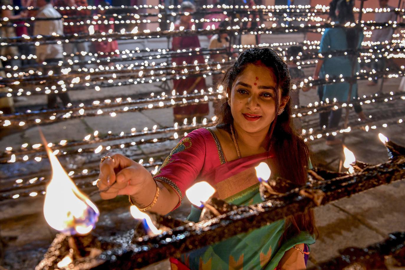 Cientos de devotos hindúes iluminan con miles de lámparas de aceite, como cada año y según manda su tradición de 'Laksha Deepotsava', el templo 'Yediyurappa Shiva', situado en Bangalore, la capital del estado indio de Karnataka.