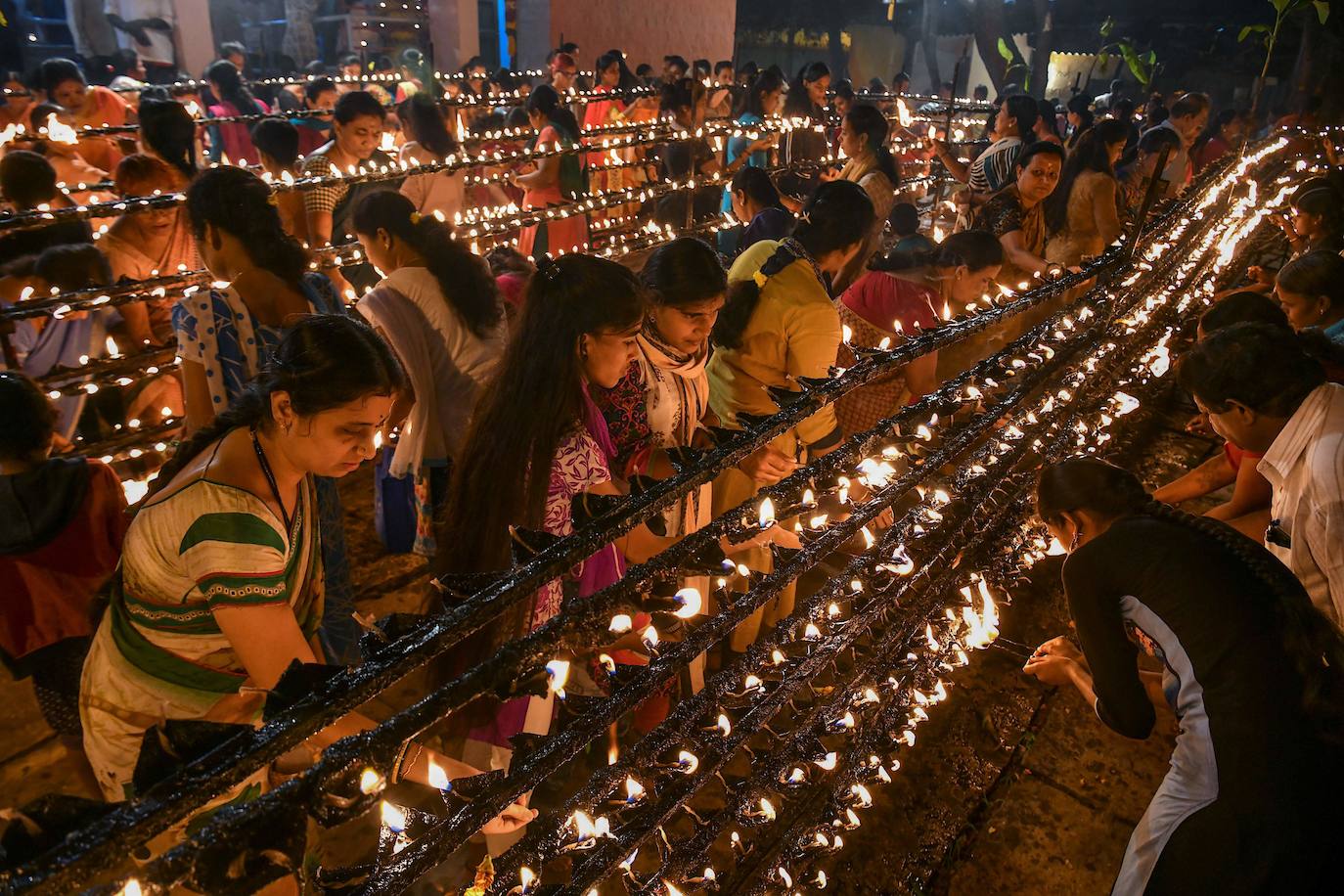 Cientos de devotos hindúes iluminan con miles de lámparas de aceite, como cada año y según manda su tradición de 'Laksha Deepotsava', el templo 'Yediyurappa Shiva', situado en Bangalore, la capital del estado indio de Karnataka.