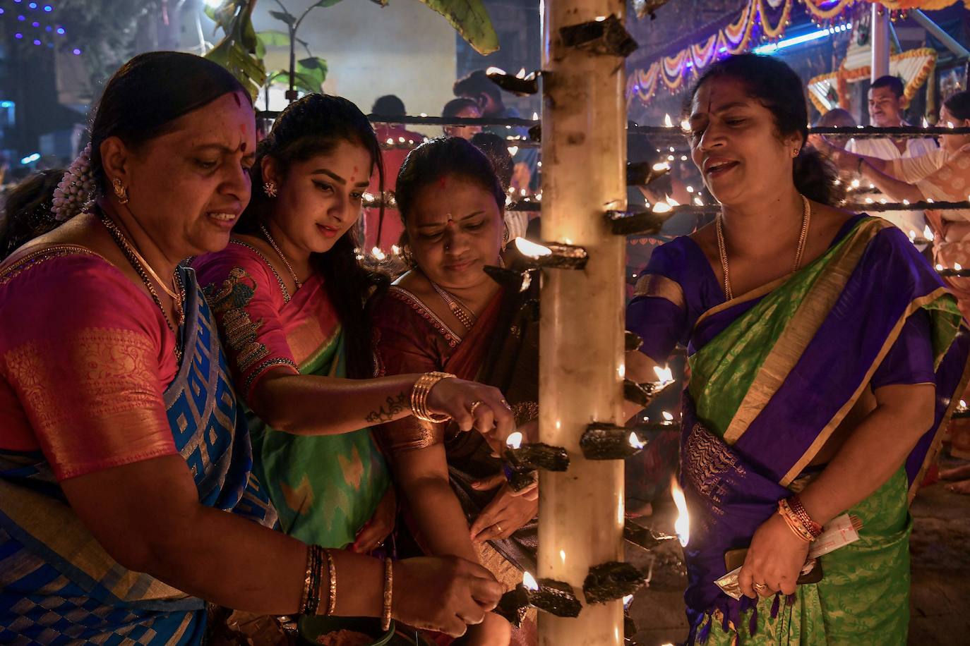Cientos de devotos hindúes iluminan con miles de lámparas de aceite, como cada año y según manda su tradición de 'Laksha Deepotsava', el templo 'Yediyurappa Shiva', situado en Bangalore, la capital del estado indio de Karnataka.