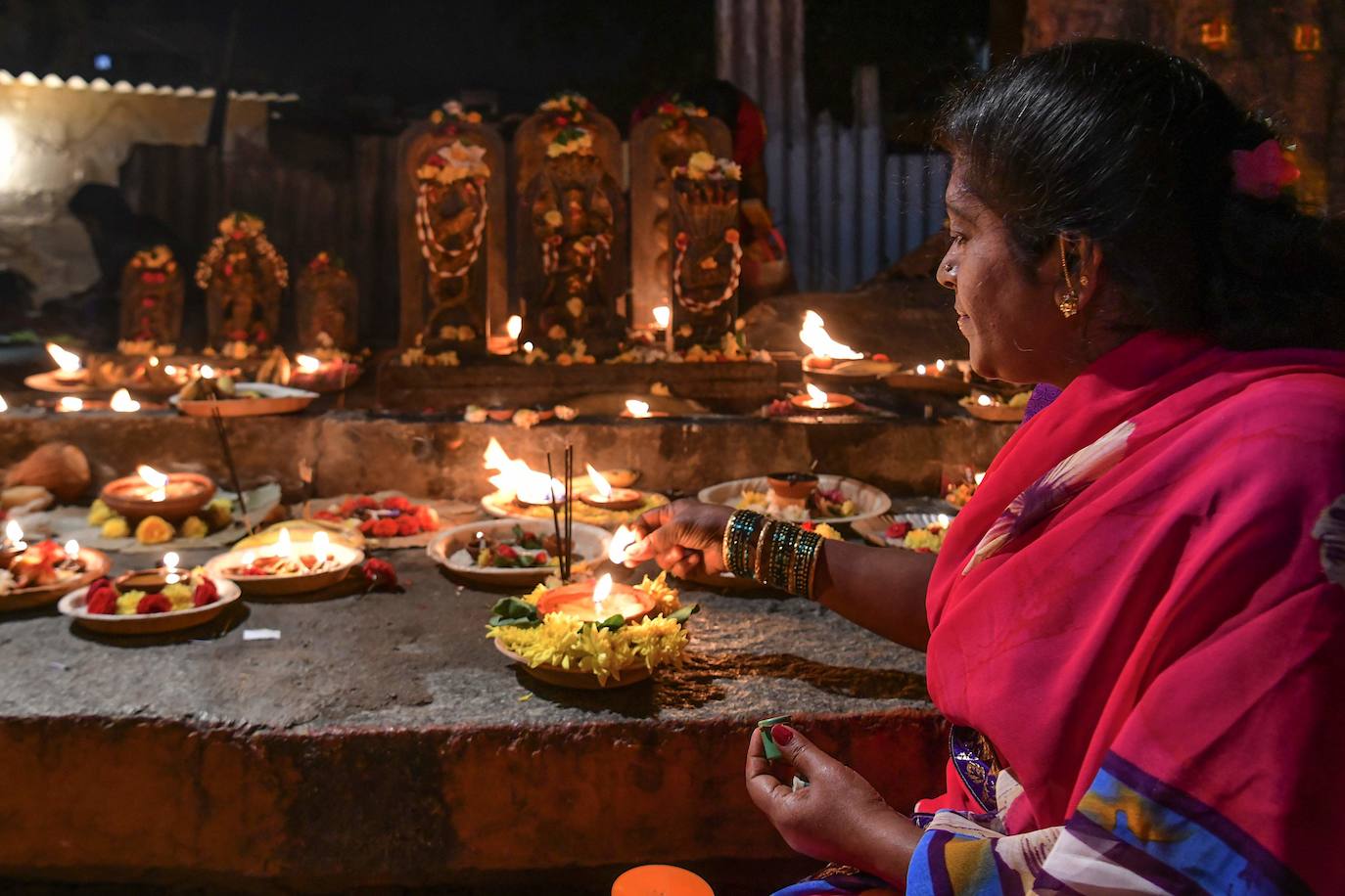 Cientos de devotos hindúes iluminan con miles de lámparas de aceite, como cada año y según manda su tradición de 'Laksha Deepotsava', el templo 'Yediyurappa Shiva', situado en Bangalore, la capital del estado indio de Karnataka.