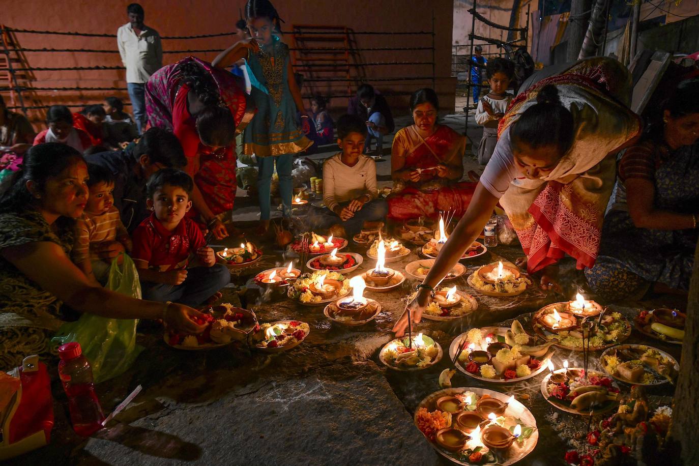 Cientos de devotos hindúes iluminan con miles de lámparas de aceite, como cada año y según manda su tradición de 'Laksha Deepotsava', el templo 'Yediyurappa Shiva', situado en Bangalore, la capital del estado indio de Karnataka.