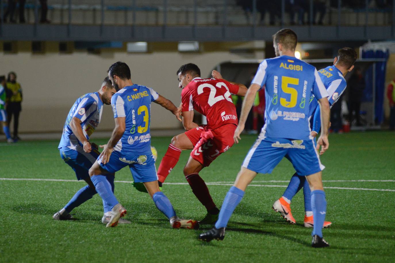 Julio Algar fue expulsado tras una jugada dudosa, pero los granas dieron demasiadas facilidades en defensa a su rival, que ganó su primer partido en casa esta temporada