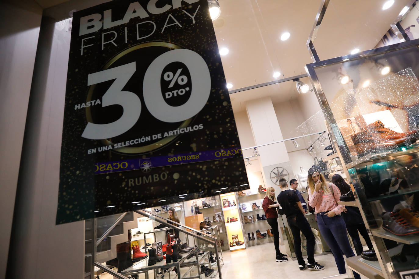 Ofertas de hasta el 60% llevan el bullicio a los comercios y marcan el arranque de una campaña de Navidad que es «vital».