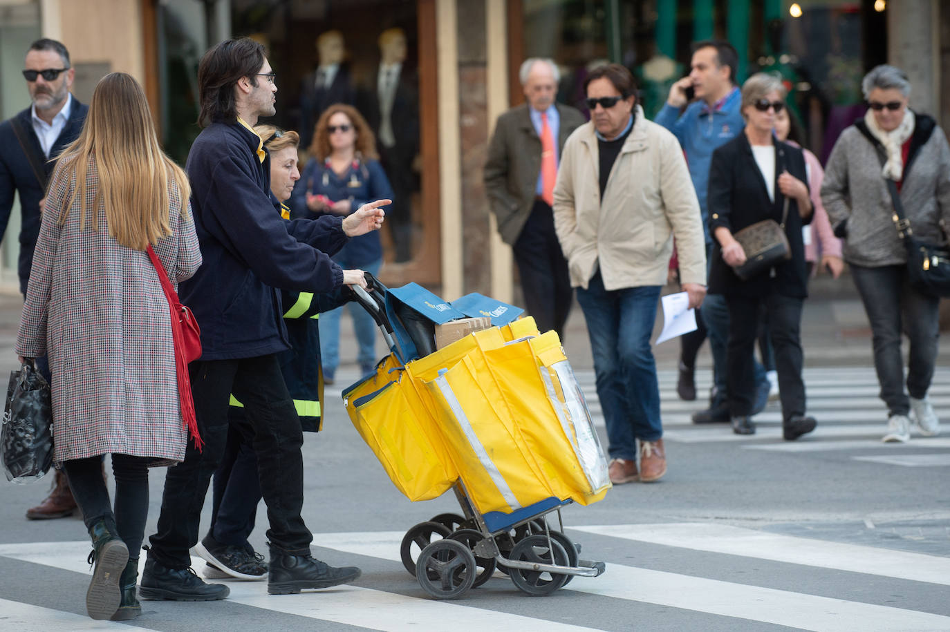 Ofertas de hasta el 60% llevan el bullicio a los comercios y marcan el arranque de una campaña de Navidad que es «vital».