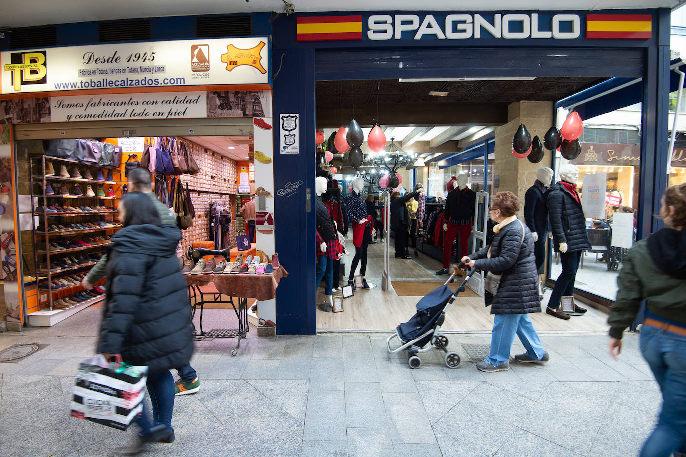 Ofertas de hasta el 60% llevan el bullicio a los comercios y marcan el arranque de una campaña de Navidad que es «vital».