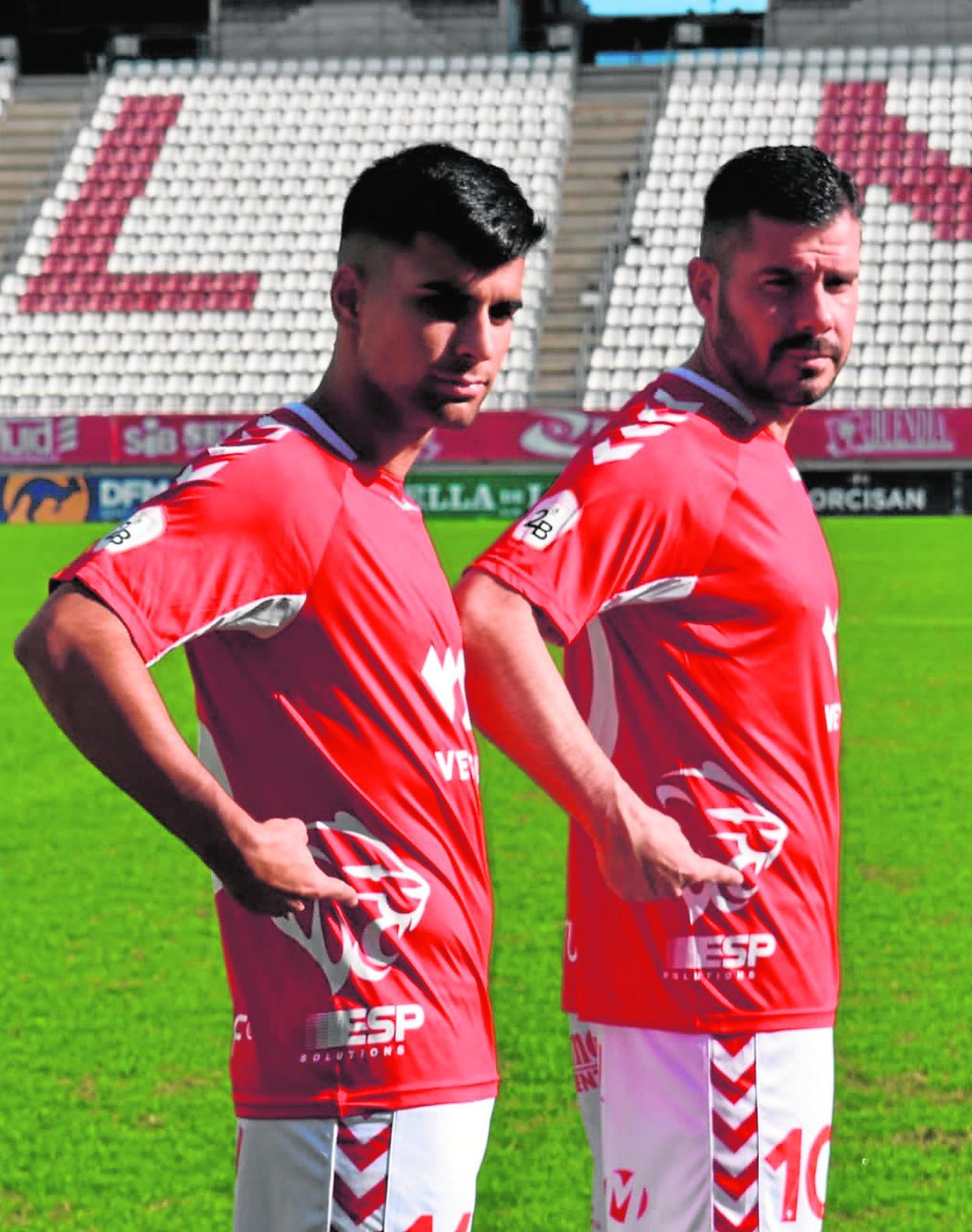 Andy Escudero y Víctor Curto posan con la equipación.