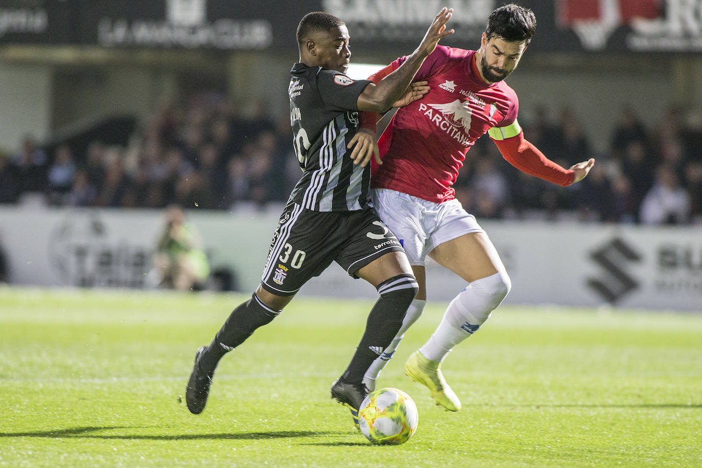 Gana con lo justo al colista Villarrobledo (2-1), al que hace gigante en una tarde apática, con dos chispazos de Santi Jara en la jornada previa al derbi