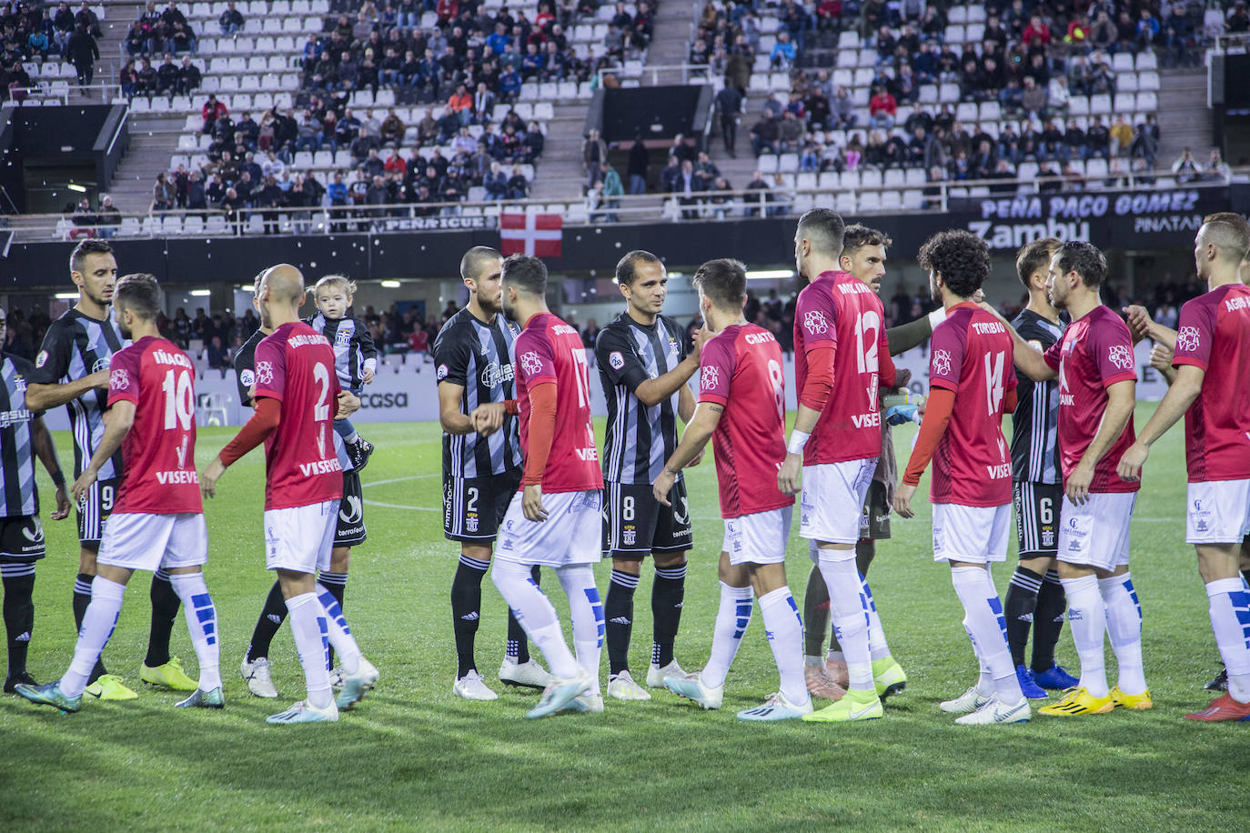 Gana con lo justo al colista Villarrobledo (2-1), al que hace gigante en una tarde apática, con dos chispazos de Santi Jara en la jornada previa al derbi