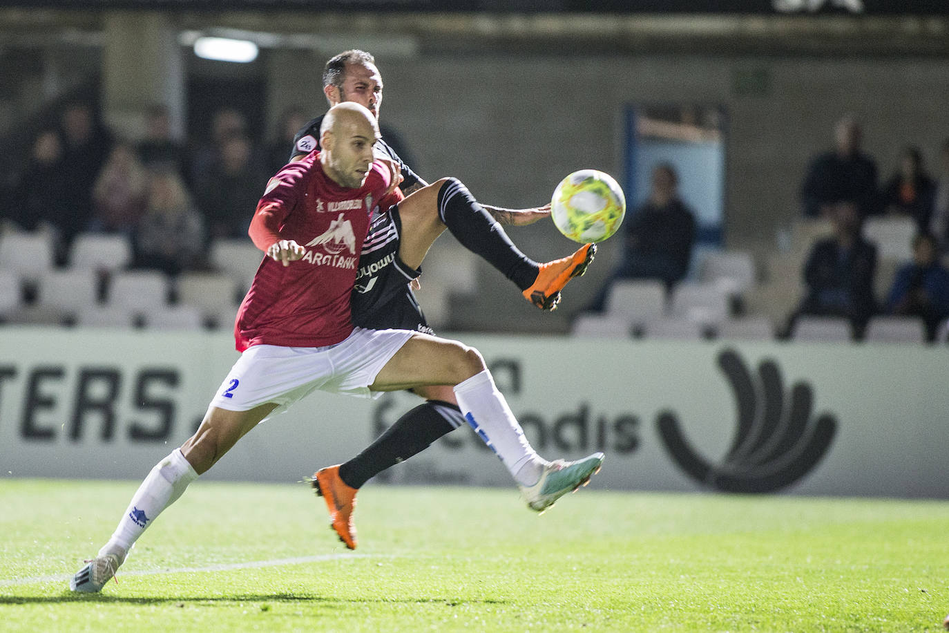 Gana con lo justo al colista Villarrobledo (2-1), al que hace gigante en una tarde apática, con dos chispazos de Santi Jara en la jornada previa al derbi