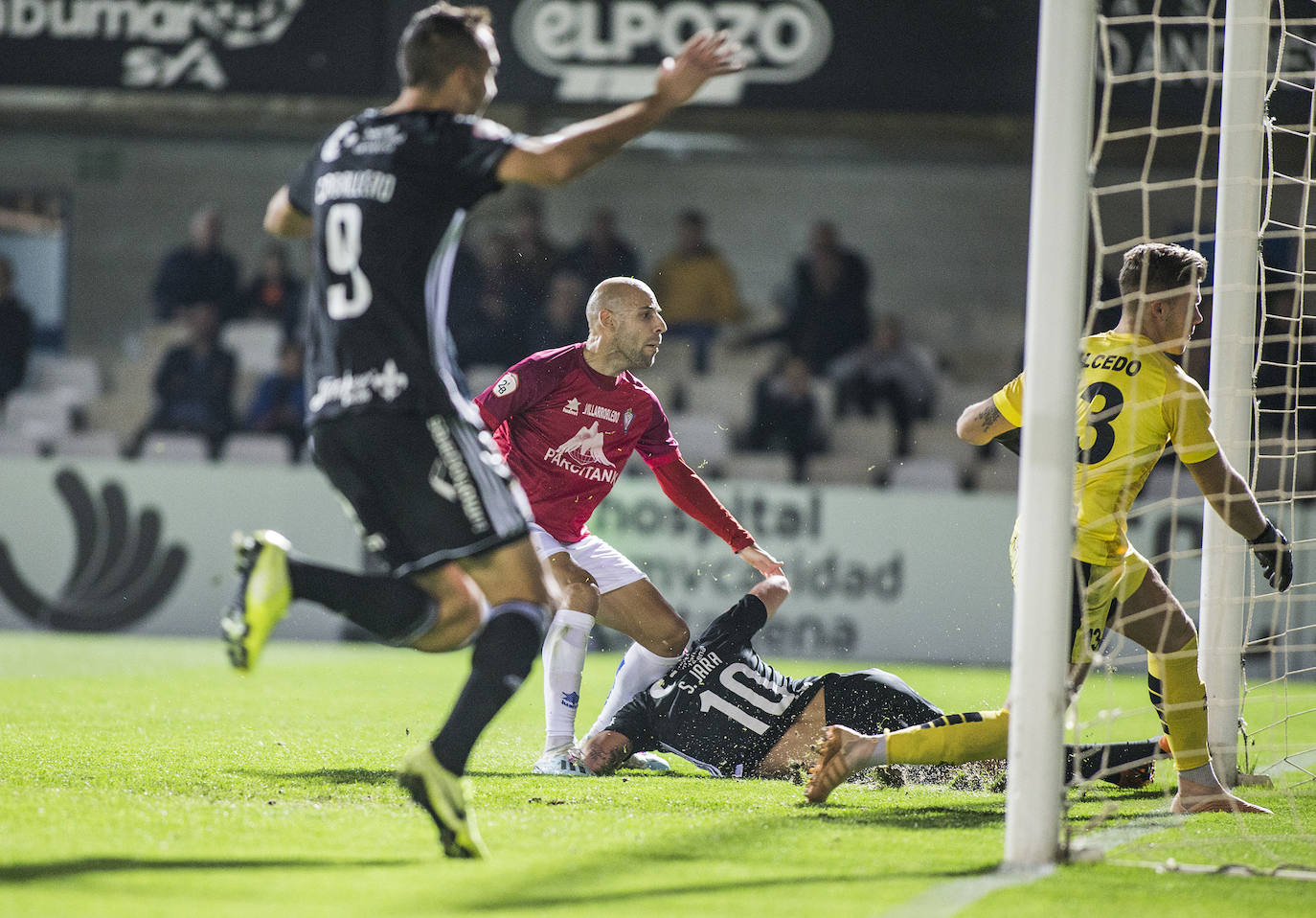 Gana con lo justo al colista Villarrobledo (2-1), al que hace gigante en una tarde apática, con dos chispazos de Santi Jara en la jornada previa al derbi