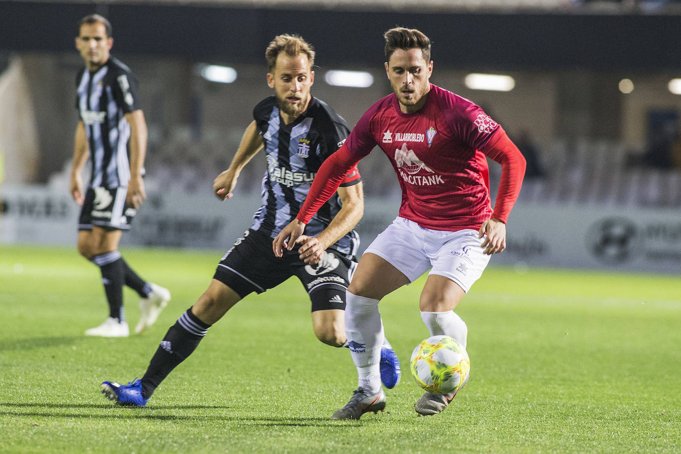 Gana con lo justo al colista Villarrobledo (2-1), al que hace gigante en una tarde apática, con dos chispazos de Santi Jara en la jornada previa al derbi