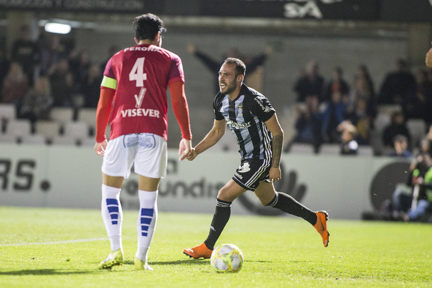 Gana con lo justo al colista Villarrobledo (2-1), al que hace gigante en una tarde apática, con dos chispazos de Santi Jara en la jornada previa al derbi