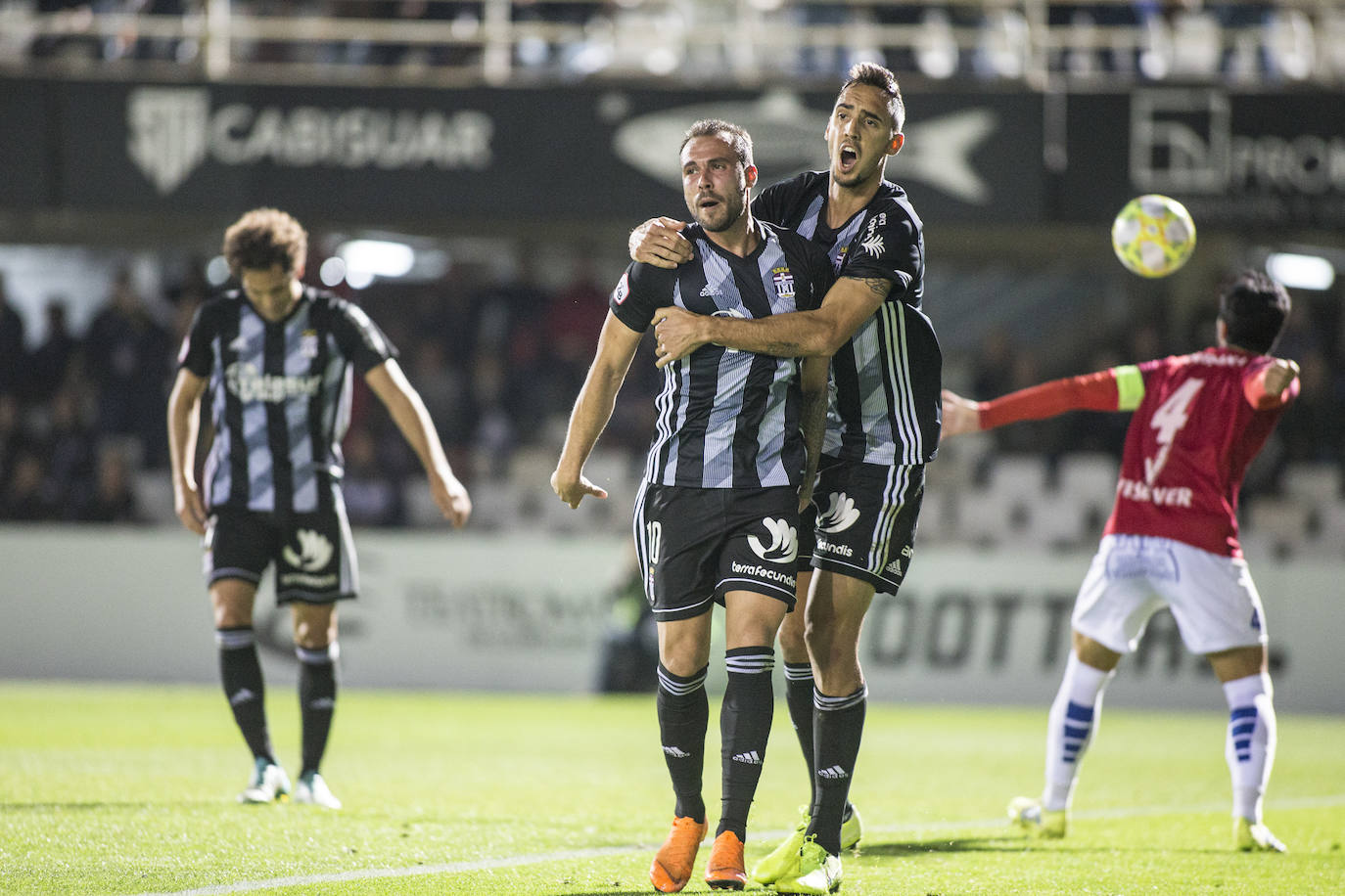 Gana con lo justo al colista Villarrobledo (2-1), al que hace gigante en una tarde apática, con dos chispazos de Santi Jara en la jornada previa al derbi