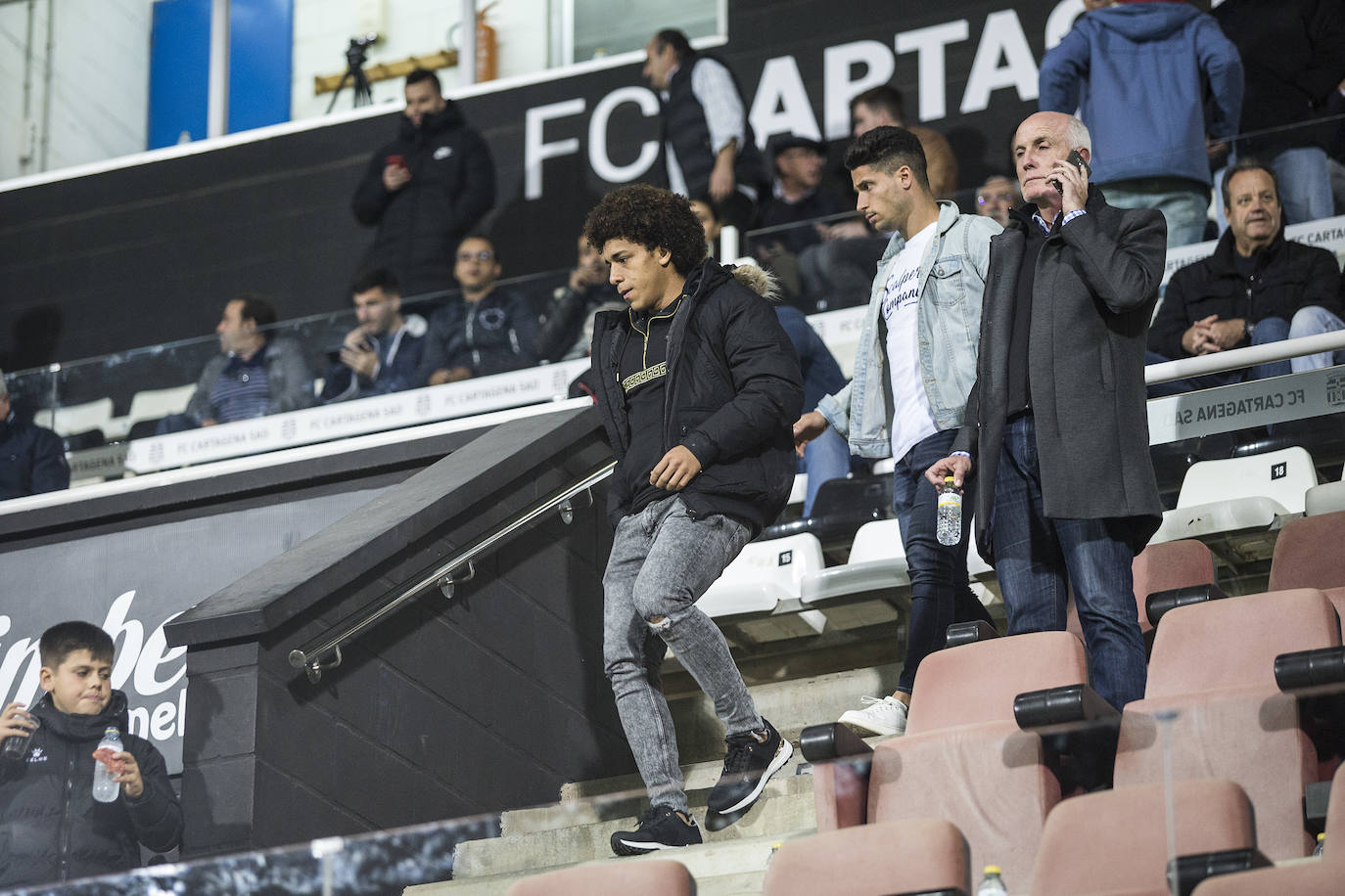 Gana con lo justo al colista Villarrobledo (2-1), al que hace gigante en una tarde apática, con dos chispazos de Santi Jara en la jornada previa al derbi