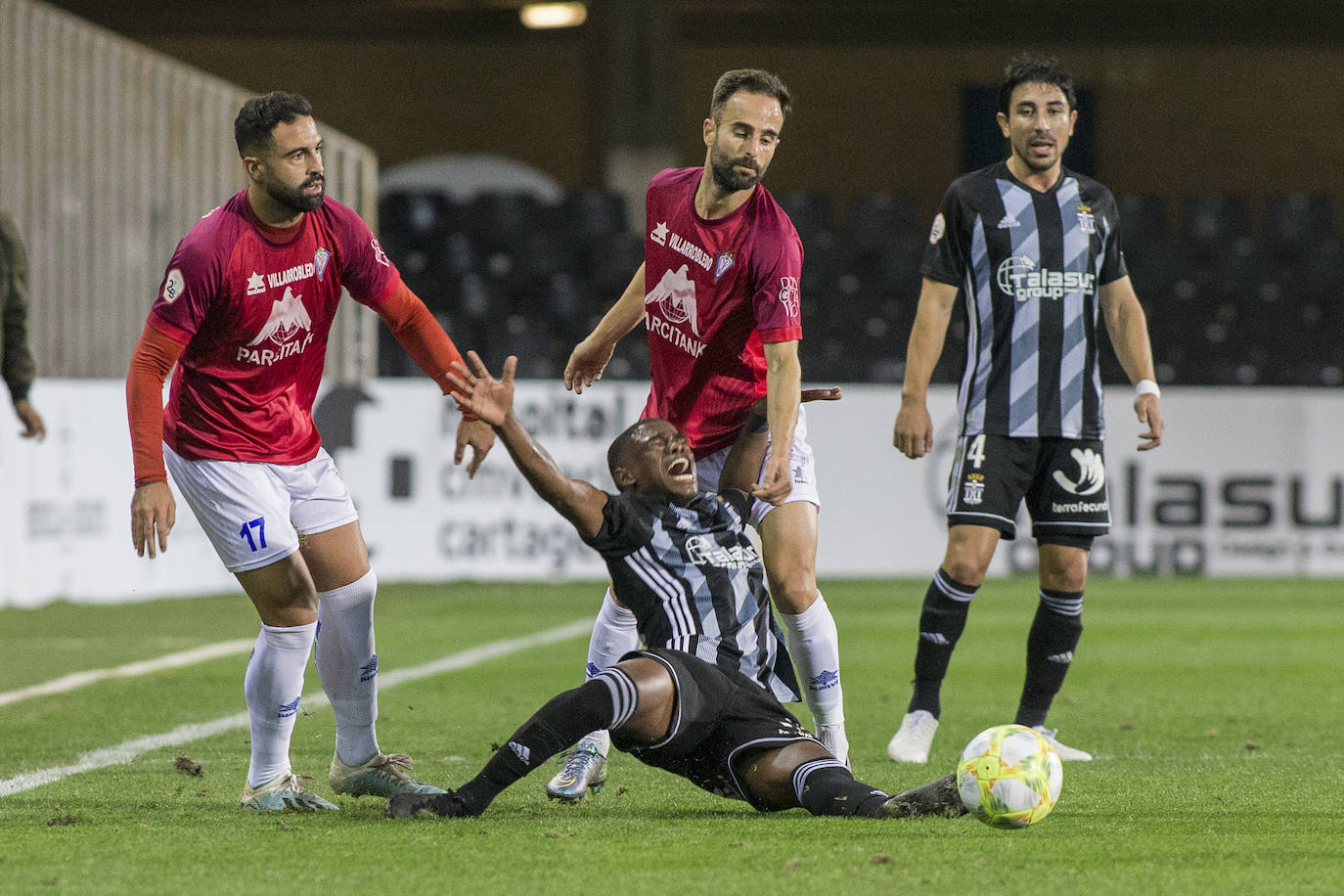 Gana con lo justo al colista Villarrobledo (2-1), al que hace gigante en una tarde apática, con dos chispazos de Santi Jara en la jornada previa al derbi