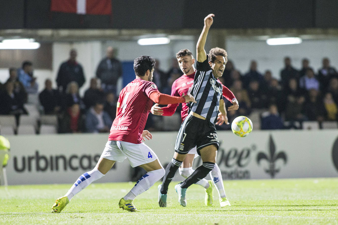 Gana con lo justo al colista Villarrobledo (2-1), al que hace gigante en una tarde apática, con dos chispazos de Santi Jara en la jornada previa al derbi
