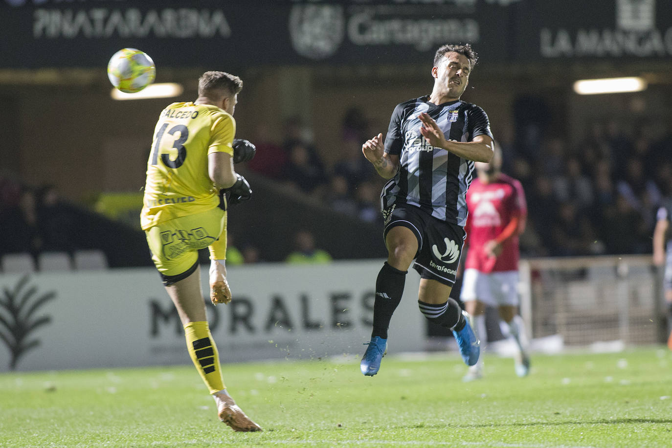 Gana con lo justo al colista Villarrobledo (2-1), al que hace gigante en una tarde apática, con dos chispazos de Santi Jara en la jornada previa al derbi