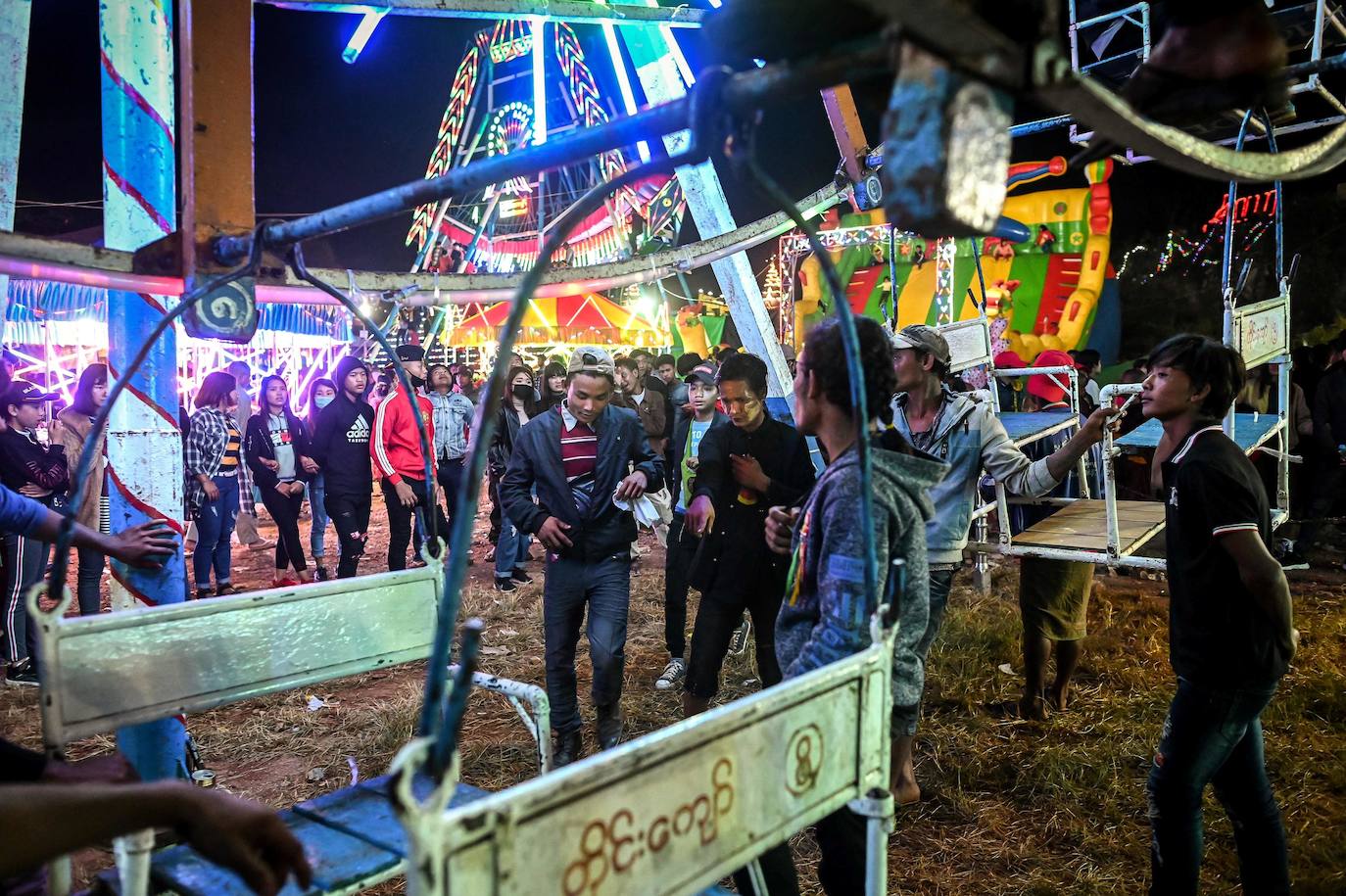 En Birmania las grandes norias de las ferias giran gracias a la mera fuerza del hombre. Grupos de acróbatas bien entrenados y coordinados se encargan de trepar por el entramado de metales para hacer girar la estructura y que así los visitantes puedan disfrutar de una bonita vista de la ciudad