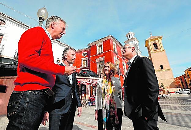 Peter Van Tintelen, Pieter Glijnis, Ana María Pellicer y Juan Ramón Gimeno, el jueves en la plaza del Ayuntamiento de Mula. 