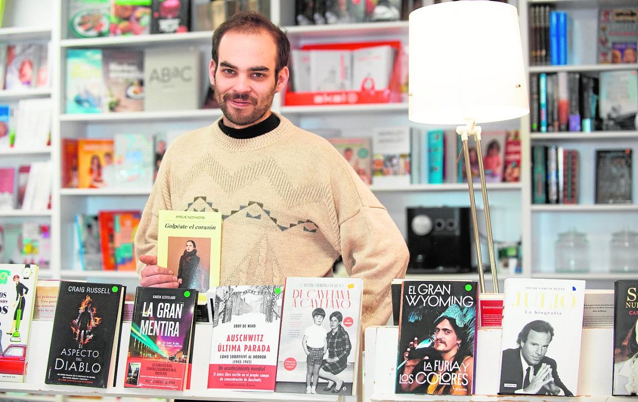 Juanjo Pallarés entre estanterías de su negocio, ubicado en Totana. 