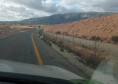 Imagen secundaria 1 - Obras en Caudete, que enlazan con el tramo de Yecla y desbroce para el Arco Noroeste, cerca de Archena.