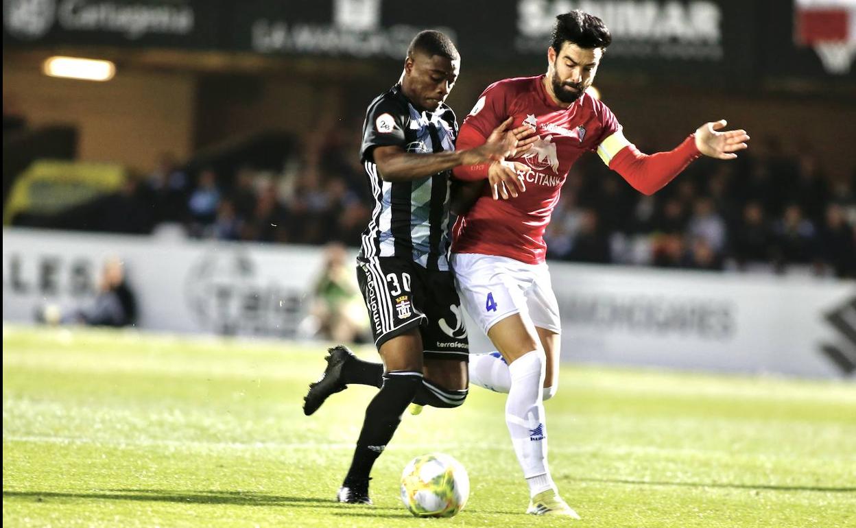 William, jugador del FC Cartagena, disputa el balón con Perona, jugador del Villarrobledo.