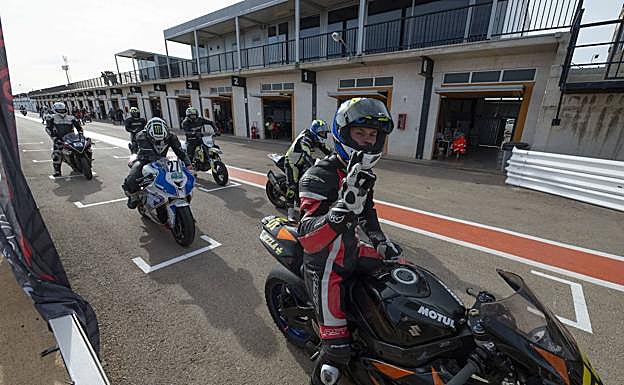 Los pilotos, en la línea de salida, con las líneas recién pintadas.