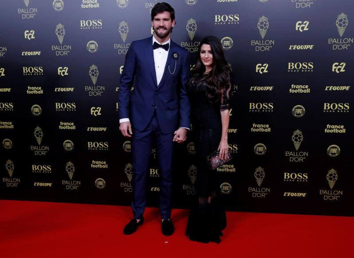 Alisson Becker con su pareja, Natalia Loewe.