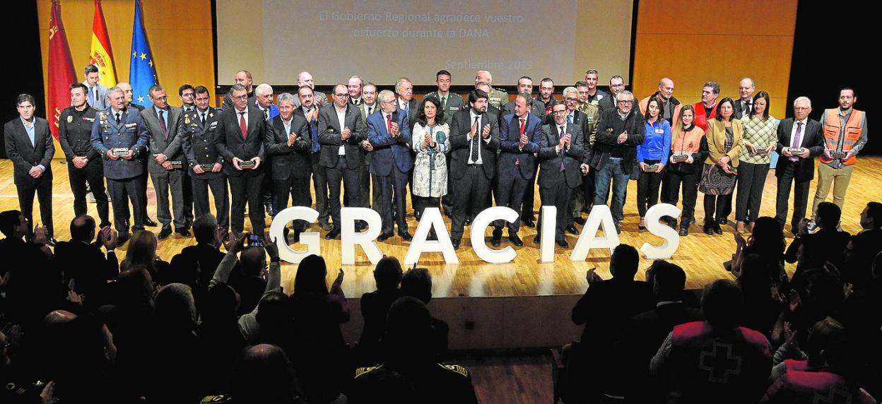 Foto de familia tras el acto de reconocimiento celebrado ayer en el Auditorio Víctor Villegas, en Murcia. 