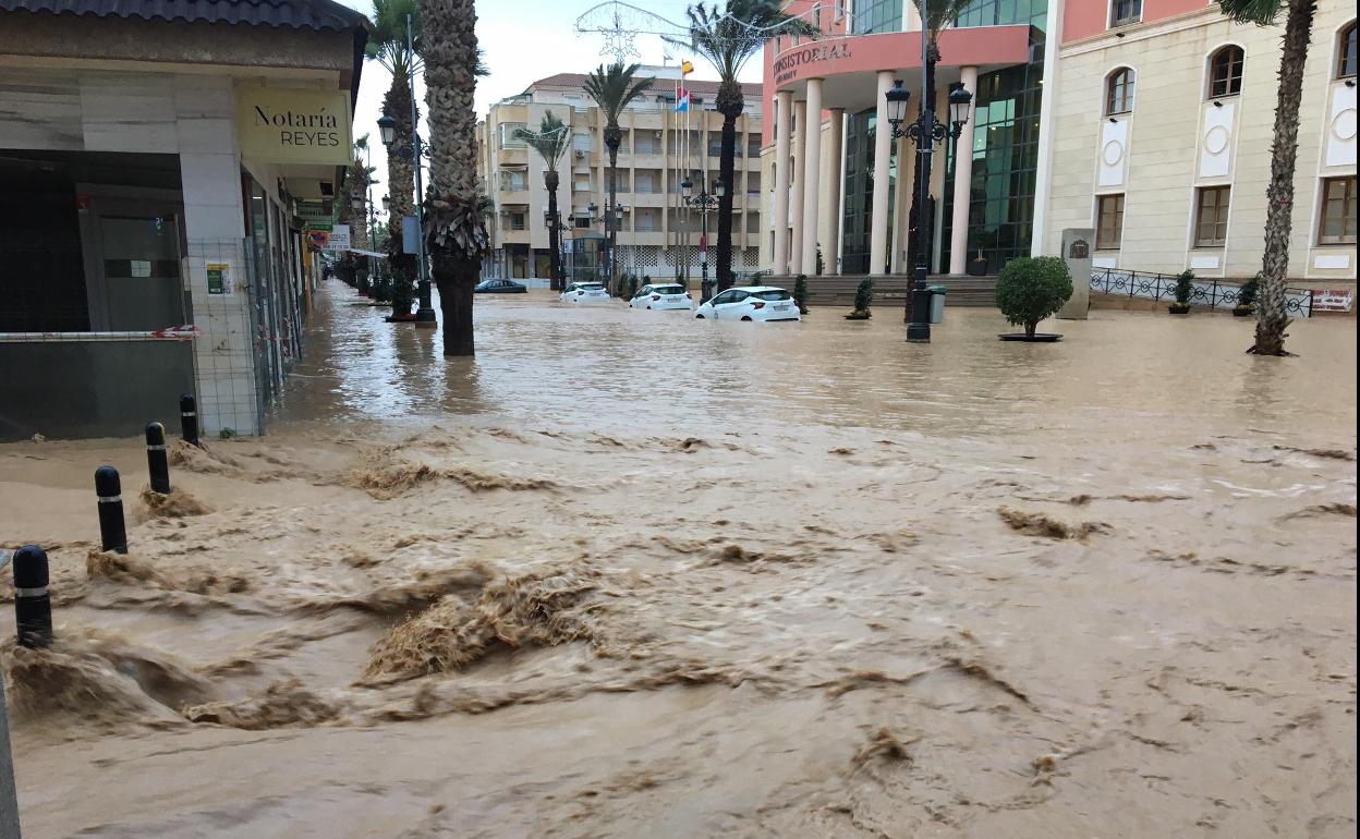 Calles inundadas, con el Ayuntamiento al fondo, en Los Alcázares.