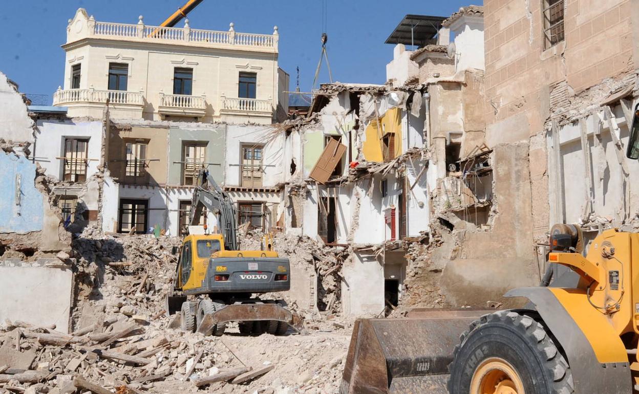 Demolición de uno de los edificios dañados.
