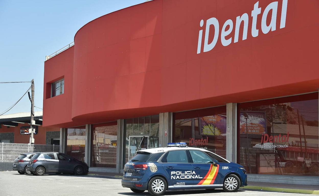 Registro de la Policía Nacional en la clínica que iDental tenía en Cobatillas.