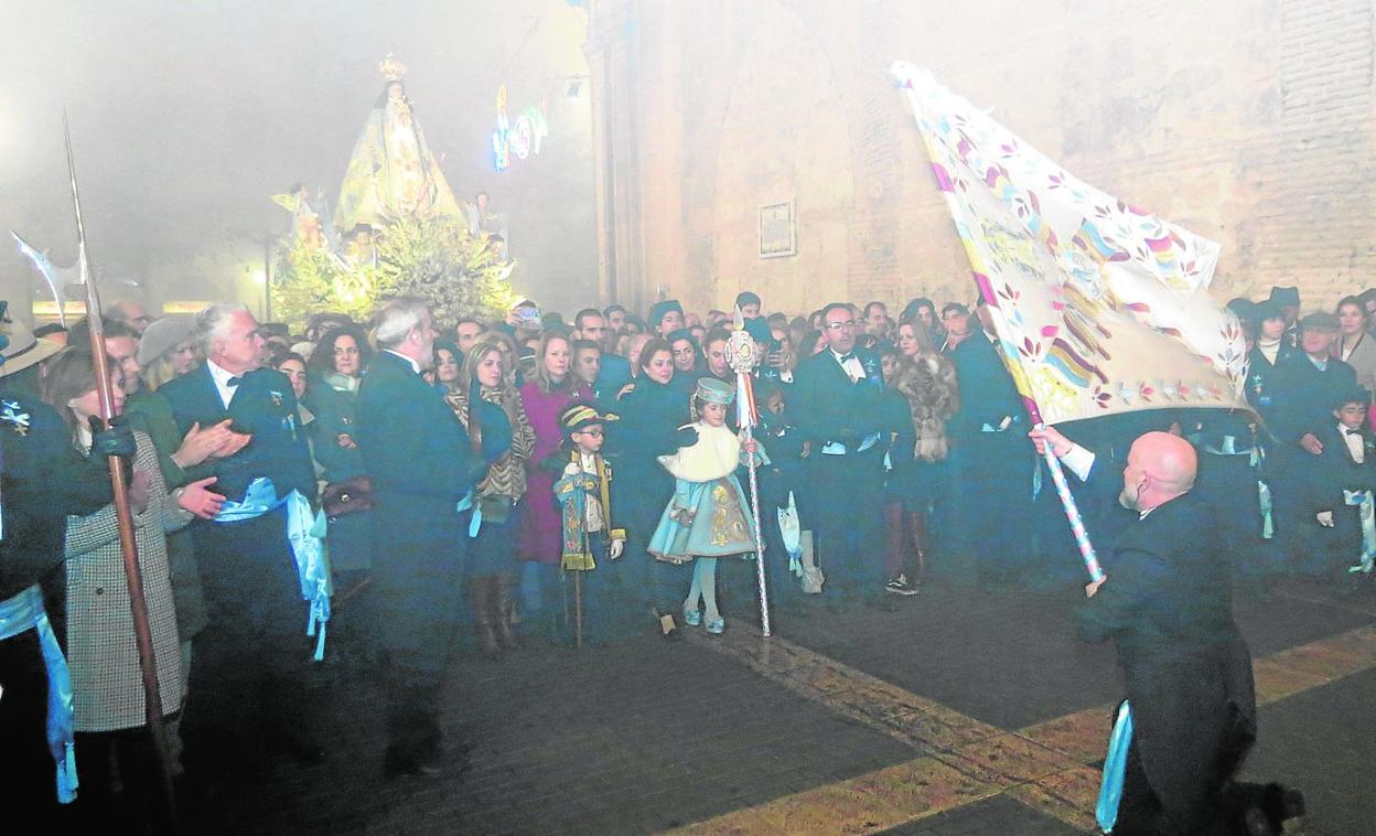 El Mayordomo de la Bandera inicia el juego de la bandera en la Procesión de la Virgen por las calles del centro histórico de Yecla. 