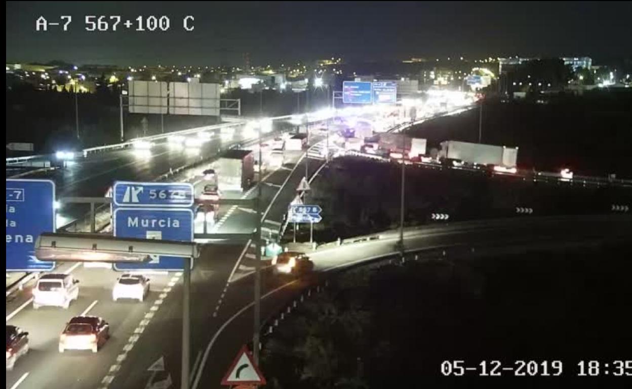 Tráfico denso en la A-7, este jueves, en sentido creciente. 