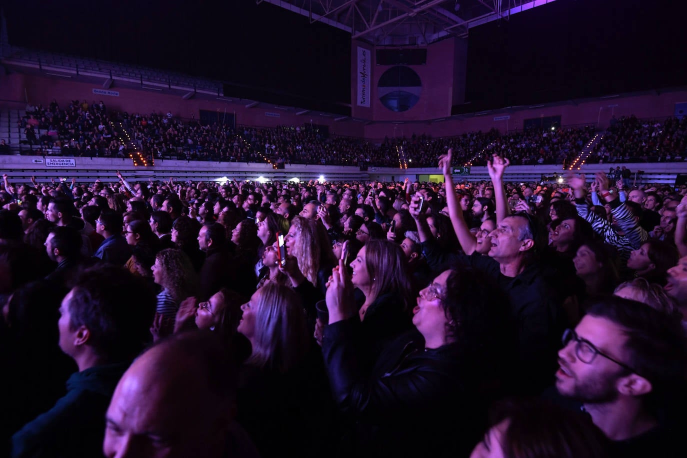 La gira 'Salto al color' de Amaral llegó este jueves por la noche al Palacio de los Deportes de Murcia para dejar claro que el dúo que forman Eva Amaral y Juan Aguirre cuenta en la Región con seguidores fieles que, desde hace años, muestran en directo una gran complicidad con los músicos. Junto a temas como 'Bien alta la mirada', la interpretación de 'Mares igual que tú' dejó para el recuerdo un momento memorable.