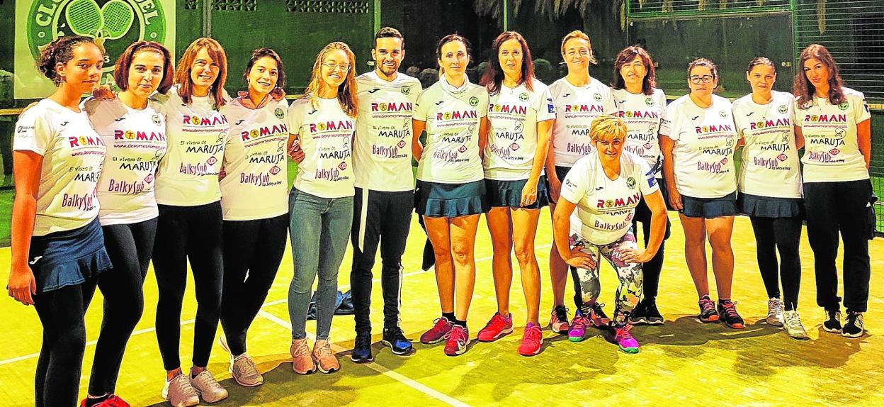Las chicas de la Escuela de Pádel Galmaq, Club Dos Mares (La Manga) junto a su entrenador. LAPI
