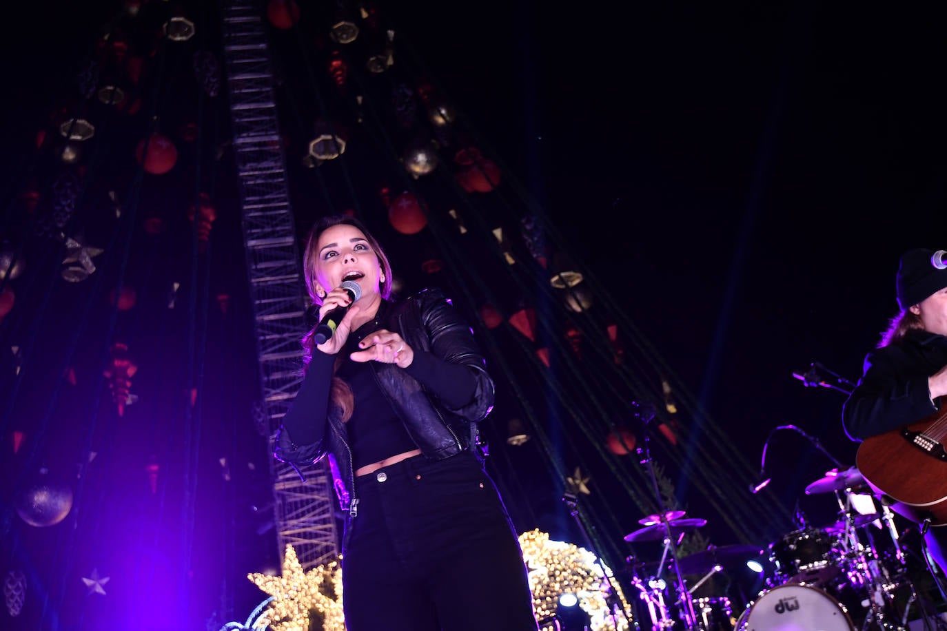 Ocho máquinas de nieve se encargaron de simular una nevada en la Plaza Circular