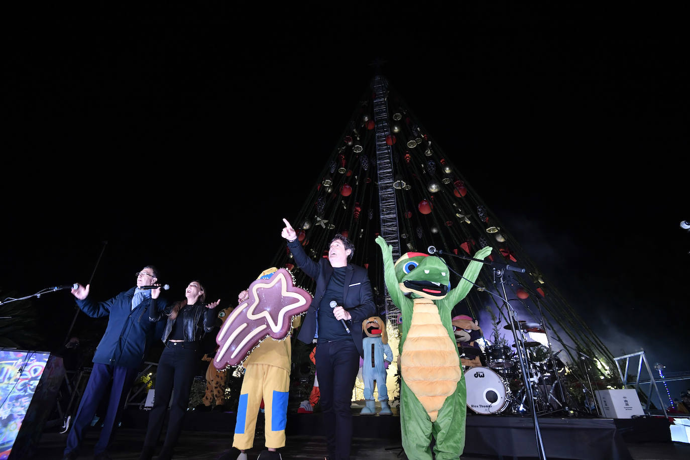 Ocho máquinas de nieve se encargaron de simular una nevada en la Plaza Circular