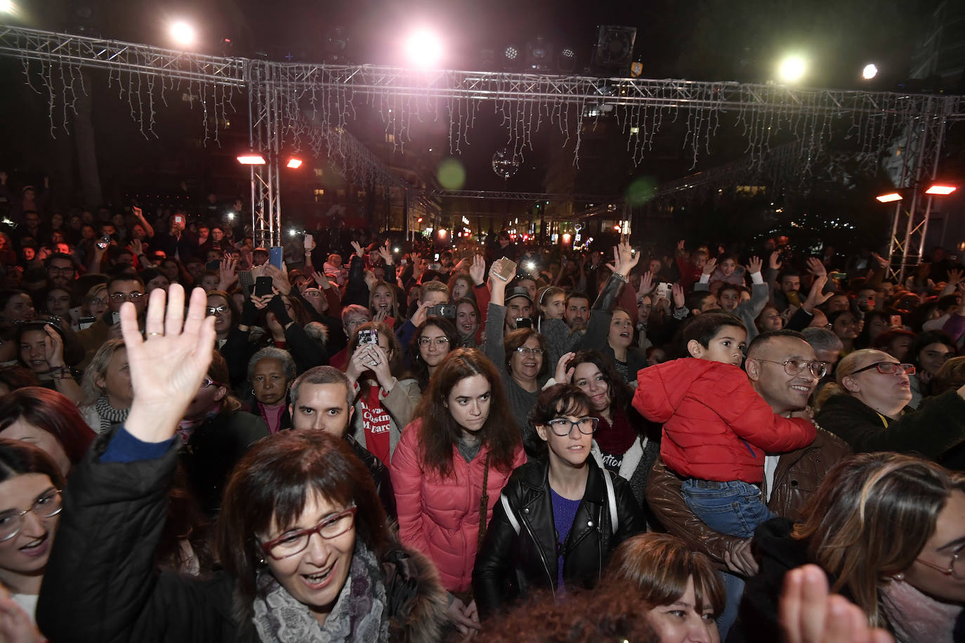 Ocho máquinas de nieve se encargaron de simular una nevada en la Plaza Circular