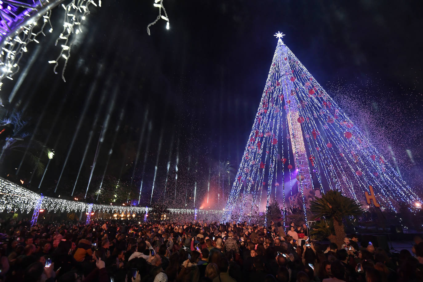 Ocho máquinas de nieve se encargaron de simular una nevada en la Plaza Circular