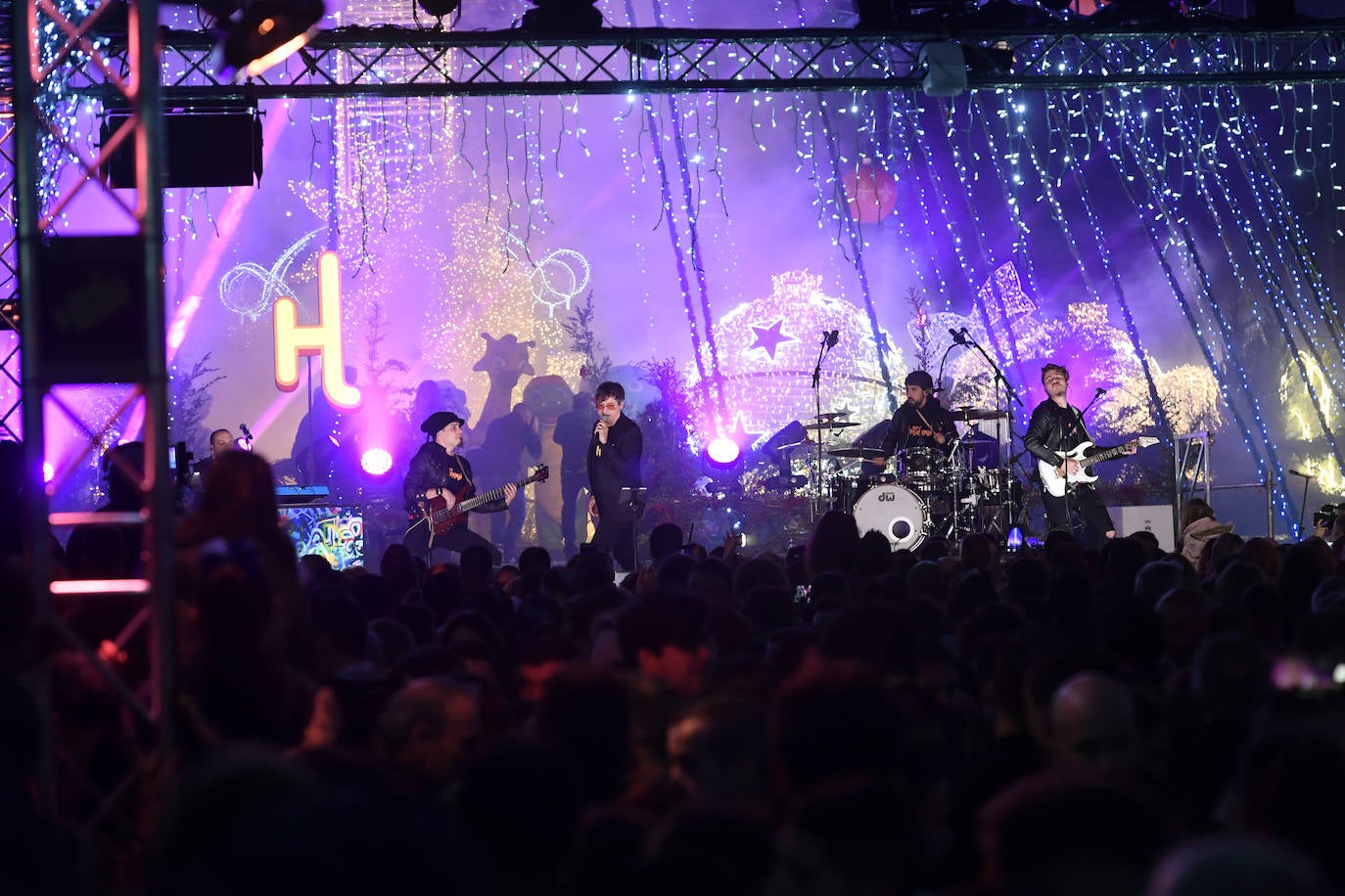 Ocho máquinas de nieve se encargaron de simular una nevada en la Plaza Circular