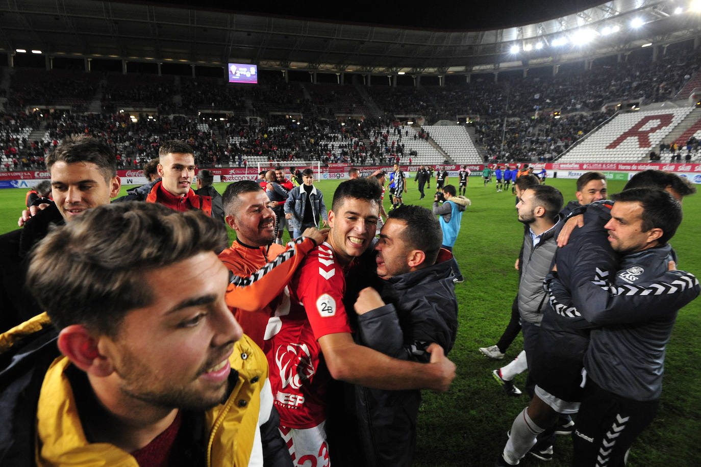 El Cartagena fue mejor en la primera parte, pero el amor propio de los de Adrián Hernández decantó un duelo en el que marcaron Edu Luna y Víctor Meseguer