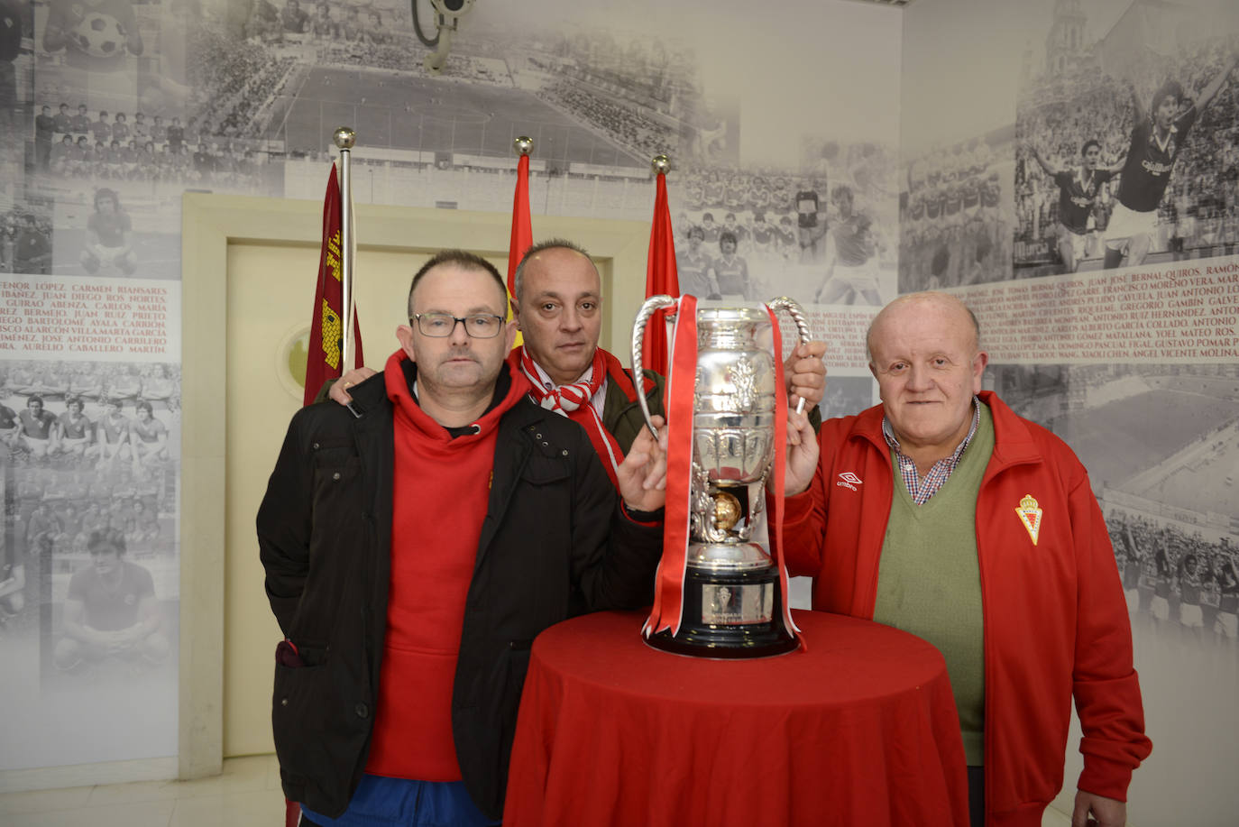 El Cartagena y su afición llegan al estadio Enrique Roca de Murcia con total normalidad y con menos aficionados en los alrededores del campo que otras temporadas