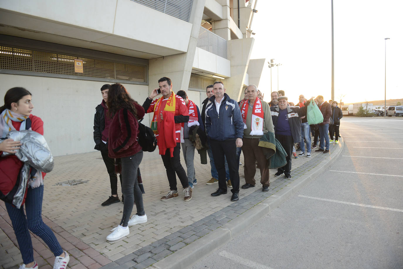 El Cartagena y su afición llegan al estadio Enrique Roca de Murcia con total normalidad y con menos aficionados en los alrededores del campo que otras temporadas