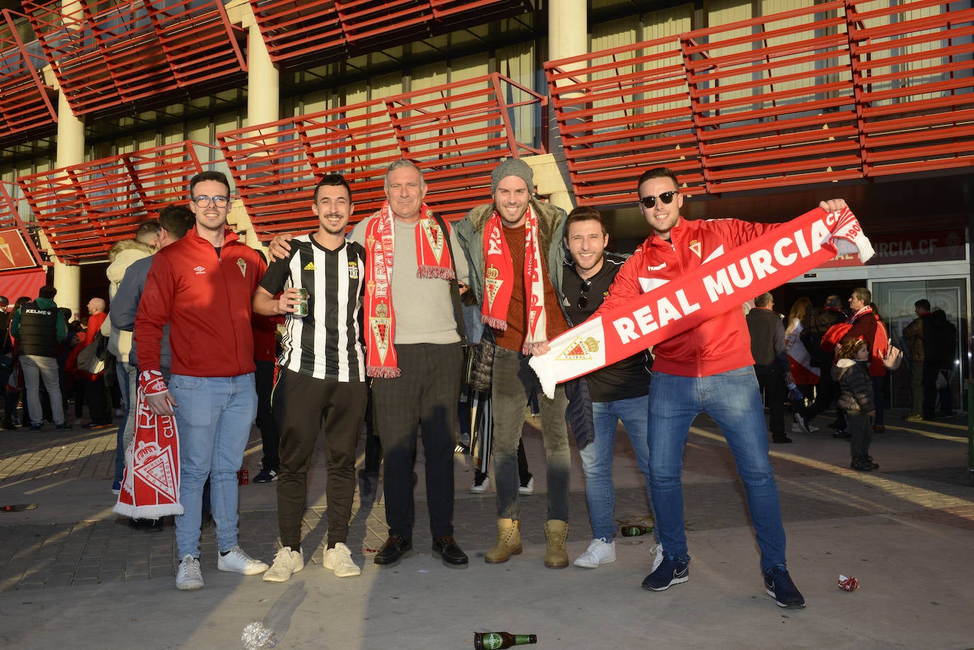 El Cartagena y su afición llegan al estadio Enrique Roca de Murcia con total normalidad y con menos aficionados en los alrededores del campo que otras temporadas